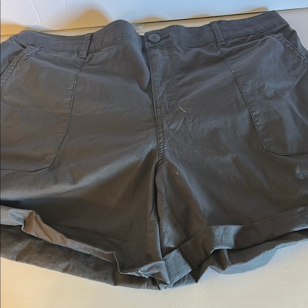 Versatile Gray Cargo Shorts with Relaxed Fit